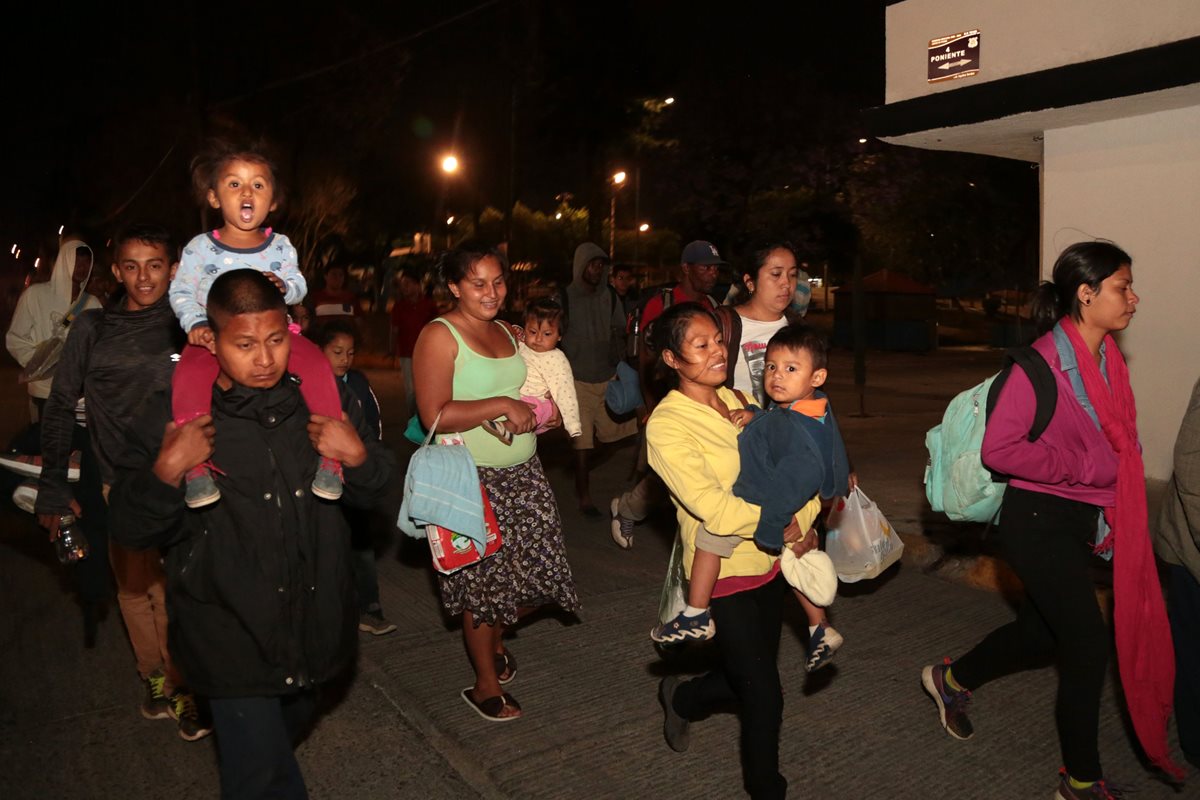 A pesar de las condiciones hostiles del viaje, los inmigrantes son positivos sobre la obtención de asilo. (Foto Prensa Libre: AFP)
