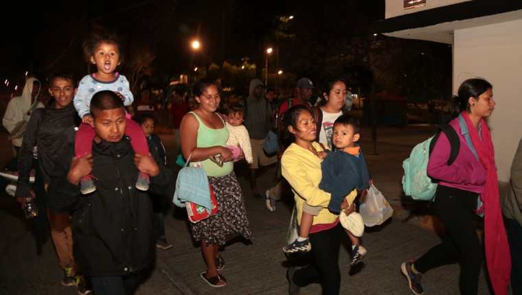A pesar de las condiciones hostiles del viaje, los inmigrantes son positivos sobre la obtención de asilo. (Foto Prensa Libre: AFP)