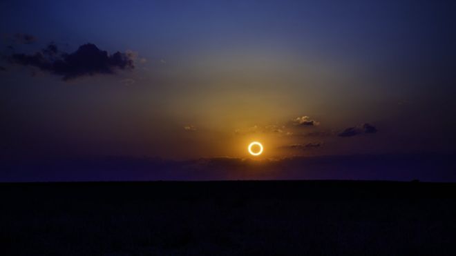 Los eclipses anulares se ven como un anillo de fuego en el cielo. GETTY IMAGES