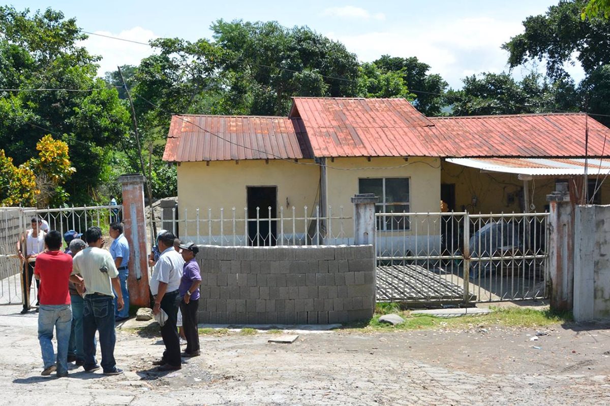 Vecinos llegaron a la bloquera donde fueron localizados los cadáveres de abuelo y nieto, en Malacatán.(Foto Prensa Libre: Whitmer Barrera)