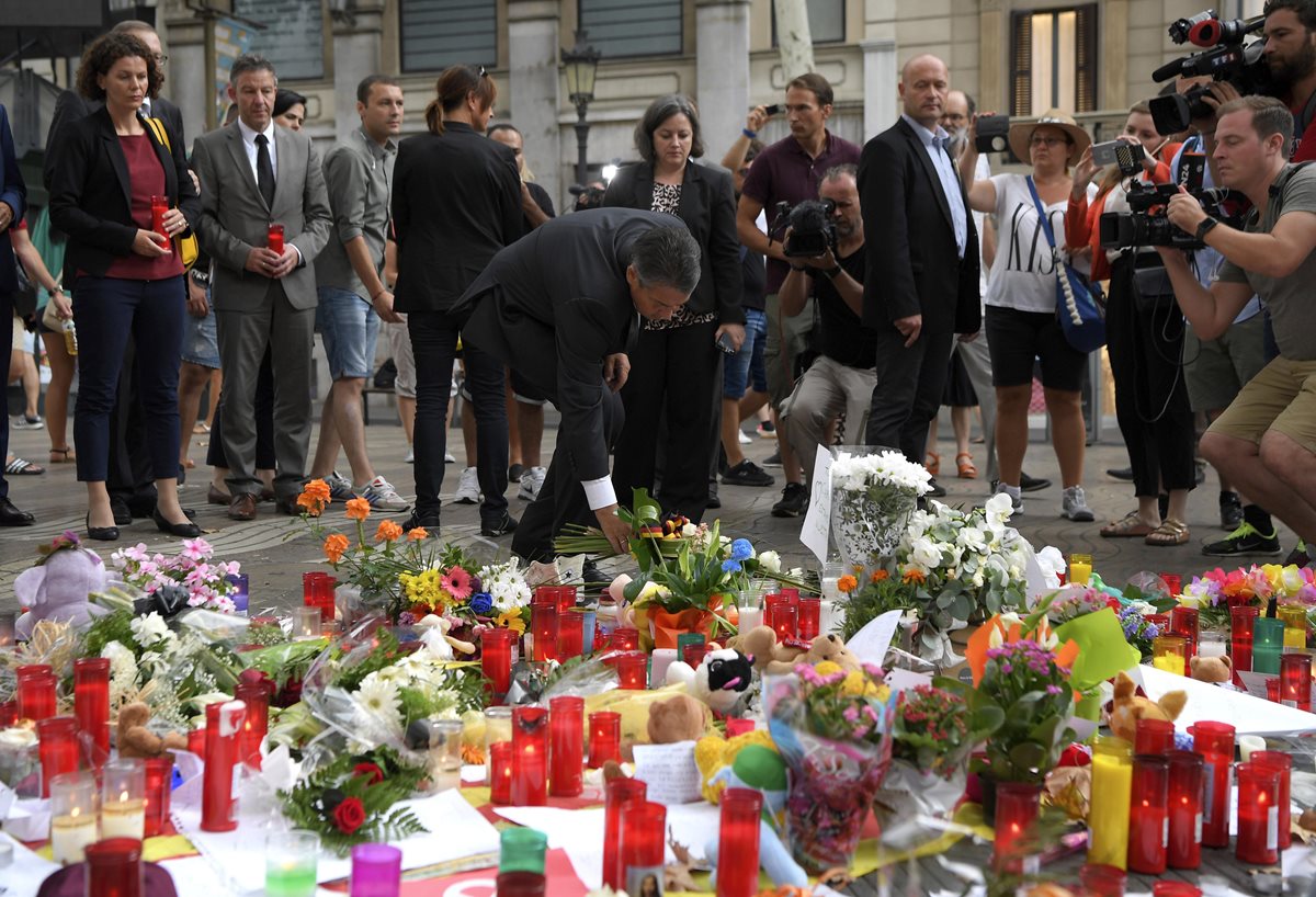 El ministro alemán de Relaciones Exteriores, Sigmar Gabriel, dio una ofrenda floral en homenaje a las víctimas. (Foto Prensa Libre: EFE)