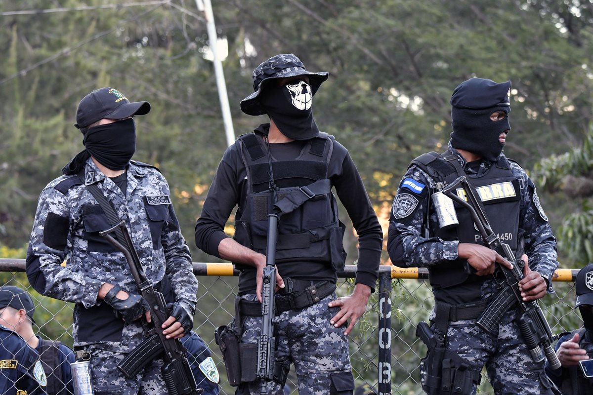 Policías de la fuerza Cobra protestan en Tegucigalpa. (Foto Prensa Libre: AFP)