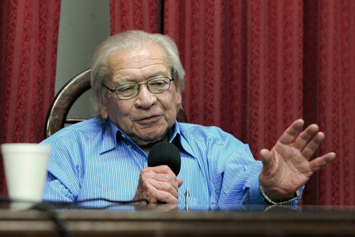 Carlos Guzmán Böckler, dicta la converencia en la Usac. (Foto Prensa Libre:Paulo Raquec)