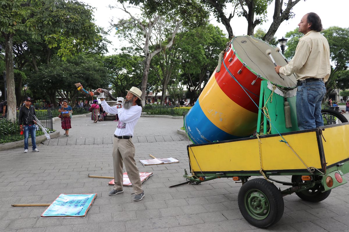 El caminante llama la atención de los antigüeños en el parque central. (Foto Prensa Libre: Renato Melgar)