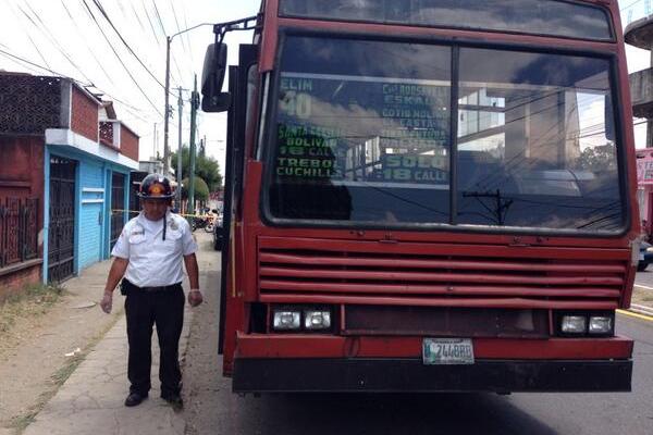 Bomberos atendieron a pasajeros que sufrieron crisis nerviosa a causa de los disparos. (Foto Prensa Libre: Bomberos Voluntarios)<br _mce_bogus="1"/>