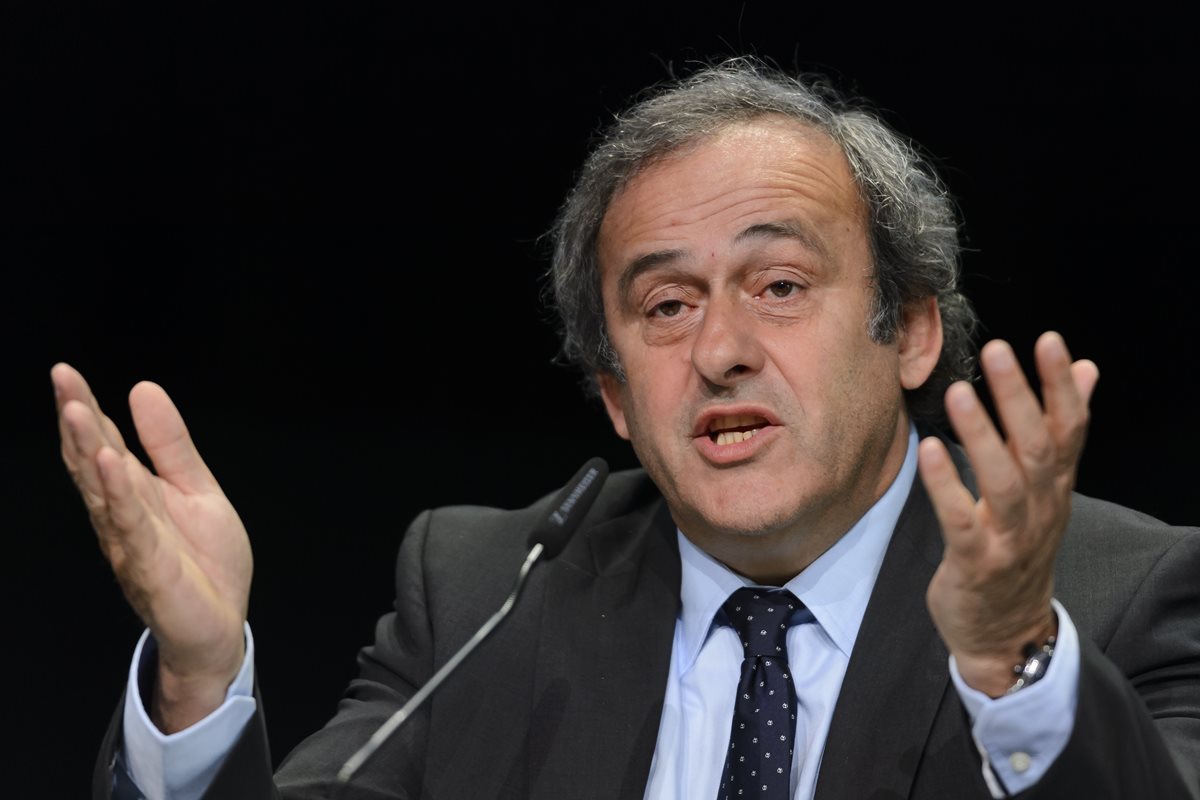 Más de dos meses después de anunciar su candidatura para la presidencia de la FIFA, Michel Platini todavía no presenta sus planes para reparar la reputación del organismo rector del fútbol. (Foto Prensa Libre: AFP)