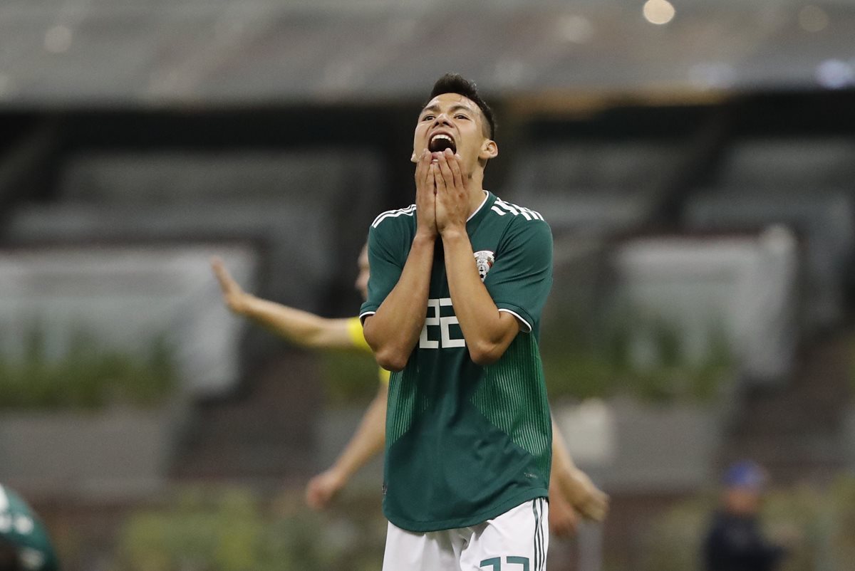 El jugador Hirving Lozano de México lamenta una falla de gol hoy. (Foto Prensa Libre: EFE)