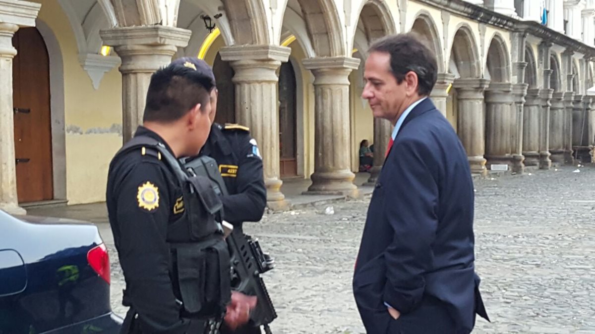 Agentes de la PNC identificaron al diplomático que orinó en el Palacio General. (Foto Prensa Libre: Julio Sicán)