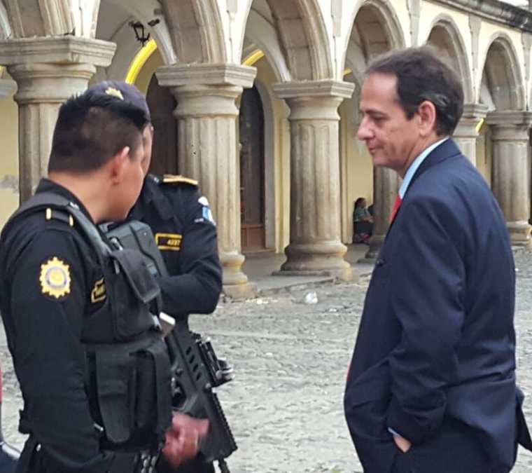 Agentes de la PNC identificaron al diplomático que orinó en el Palacio General. (Foto Prensa Libre: Julio Sicán)