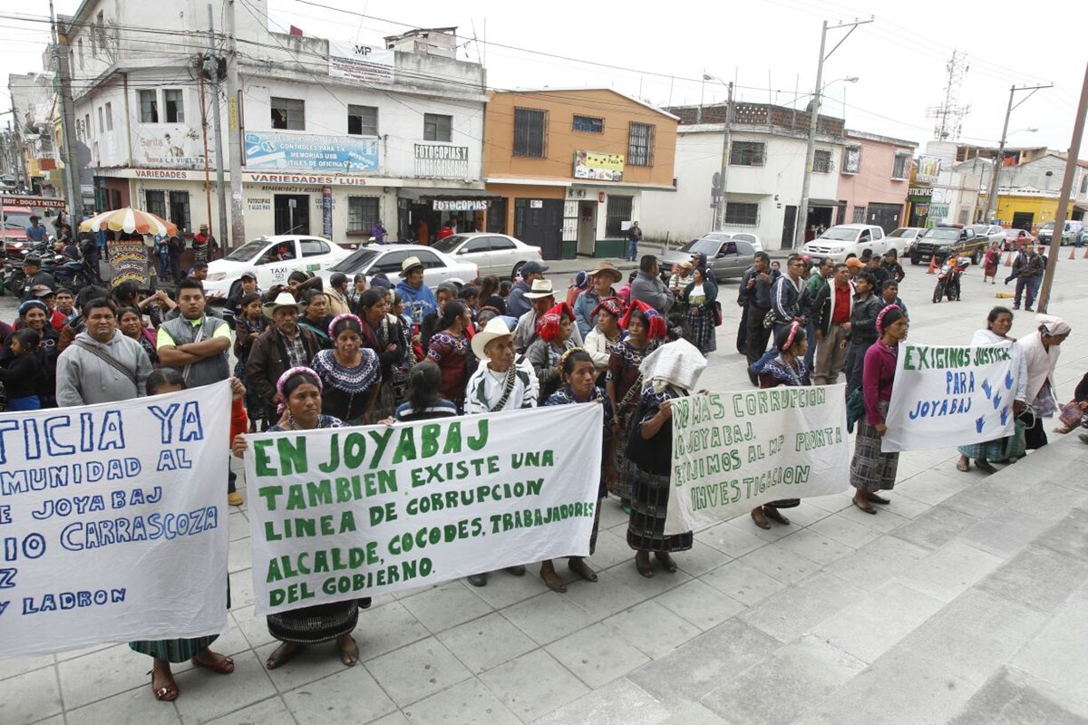 Representantes de comunidades de Joyabaj, Quiché, manifiestan contra el alcalde. (Foto Prensa Libre: Paulo Raquec)