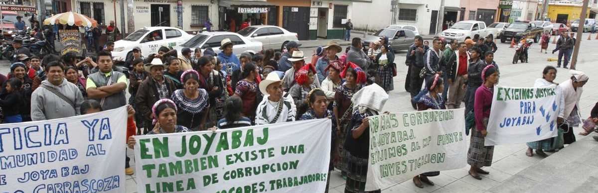 Representantes de comunidades de Joyabaj, Quiché, manifiestan contra el alcalde. (Foto Prensa Libre: Paulo Raquec)