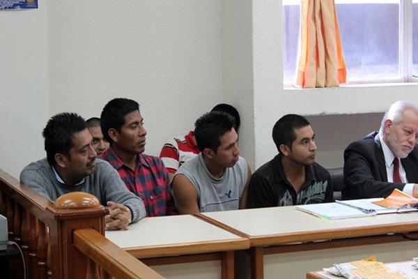 Los condenados: Javier Tiul Coc, Alfredo Xep Maquí, Luis Carlos Juárez, Melvin Uriel López Martínez, Byron Arturo Jiménez Muralles y Roberto Duarte. (Foto Prensa Libre: Hugo Oliva)