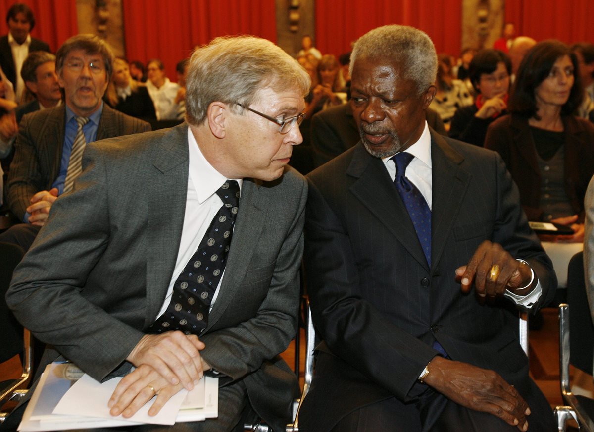 Annan participa en una reunión sobre el cambio climático, en Zurich, Suiza, el 10/10/2008.