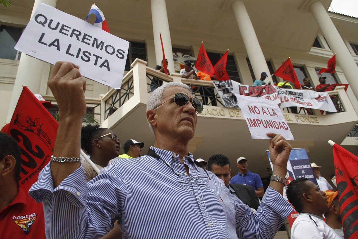 Panameños protestan contra la corrupción frente a la Corte Suprema de Justicia de ese país. (Foto Prensa Libre: EFE)