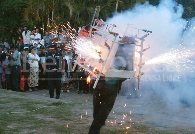 Los toritos son quemados principalmente en las fiestas patronales. (Foto: Hemeroteca PL)