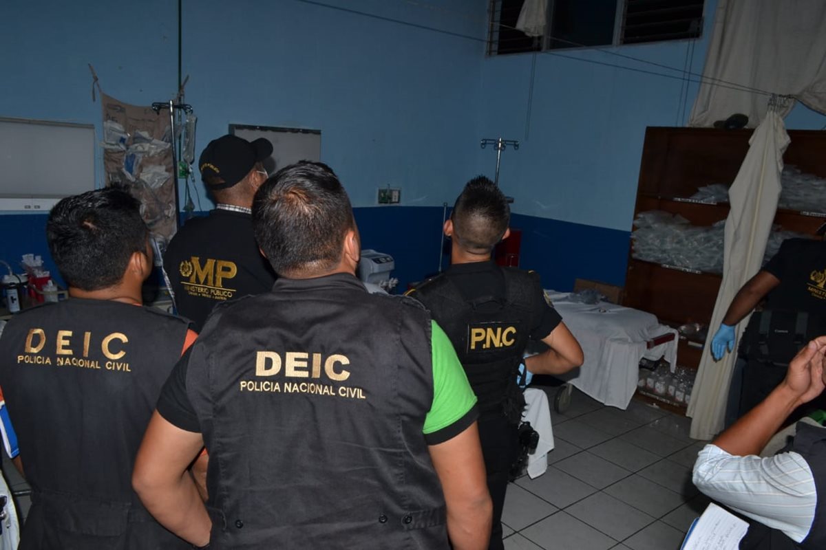 Autoridades investigan la muerte de Sergio Vinicio Hernández Pérez, de 33 años, quien fue baleado en un local de Zacapa. (Foto Prensa Libre: Mario Morales) 