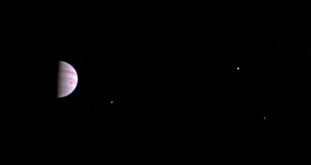 La imagen de la Nasa muestra la gran mancha roja de Júpiter y tres de sus cuatro lunas más grandes. (Foto Prensa Libre: AP).