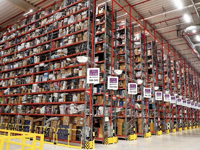 Así lucía ayer un centro de distribución de Amazon en Werne, Alemania. (Foto Prensa Libre: EFE)