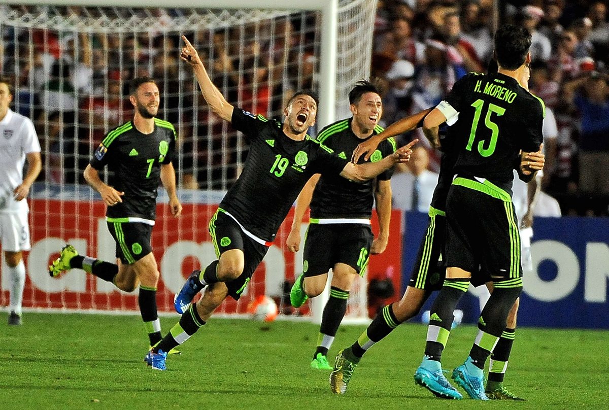 Oribe Peralta celebra el segundo gol de la Selección de México (Foto Prensa Libre: AFP)