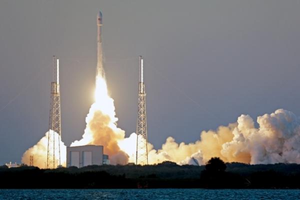 El Falcon 9 despega de cabo Cañaveral. (Foto Prensa Libre: AP)