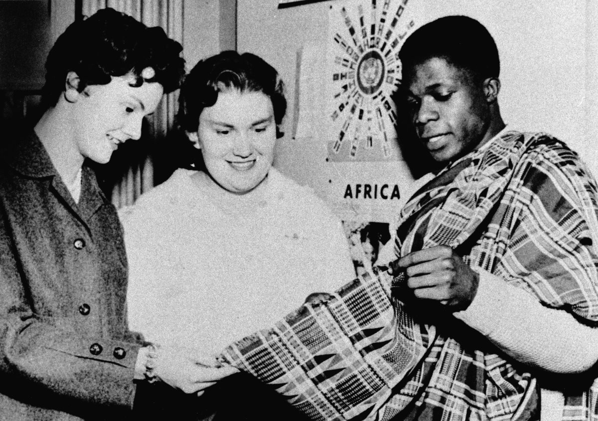 Kofi Annan muestra un tejido autóctono de Ghana, durante un encuentro de estudiantes internacionales, en EE.UU.