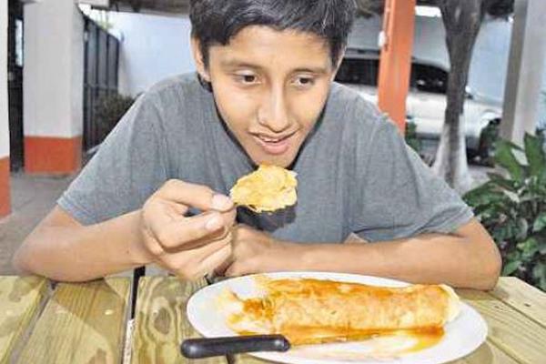 COMENSAL DEGUSTA una tortilla de harina preparada en uno de los restaurantes Las Tres Marías, en Teculután, Zacapa.