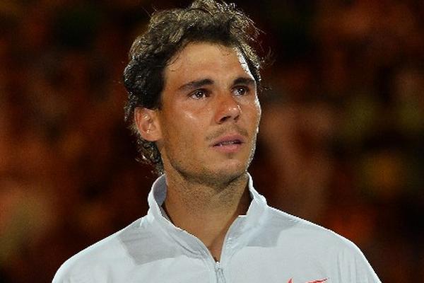 Nadal padece de una sobrecarga en la espalda, pero no variará su calendario previsto. (Foto Prensa Libre: AFP)