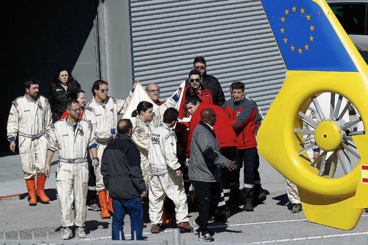 Fernando Alonso tuvo que ser evacuado en helicóptero tras su accidente. (Foto Prensa Libre: AFP)