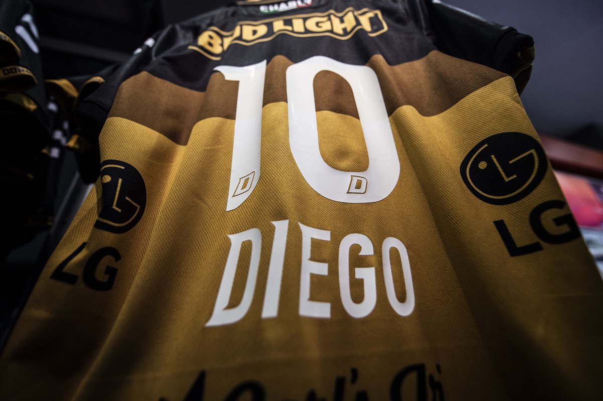 En Sinaloa venden la camisola de Dorados con el diez de Diego Maradona. (Foto Prensa Libre: AFP)