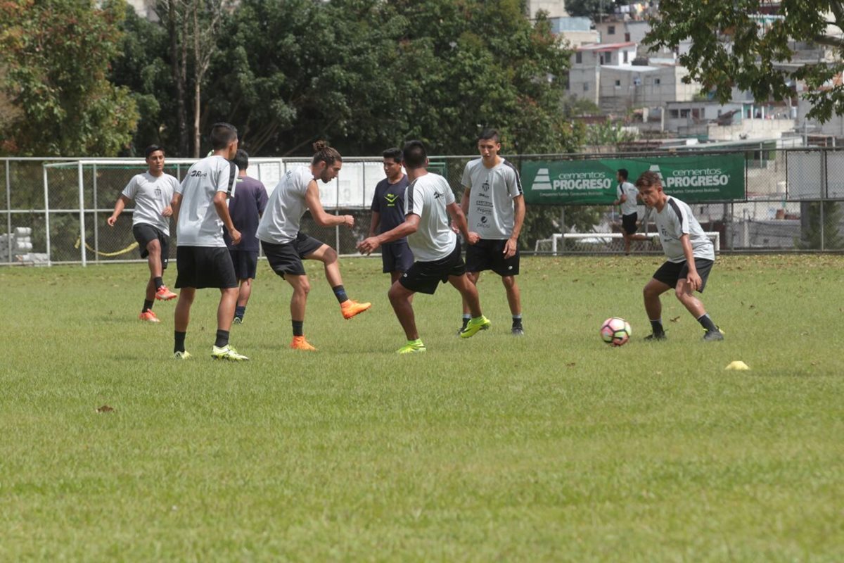 Jugadores de Antigua GFC realizan un entrenamiento en la cancha alterna del Cementos Progreso,este martes previo al duelo contra Alianza FC. (Foto Prensa Libre: Norvin Mendoza).