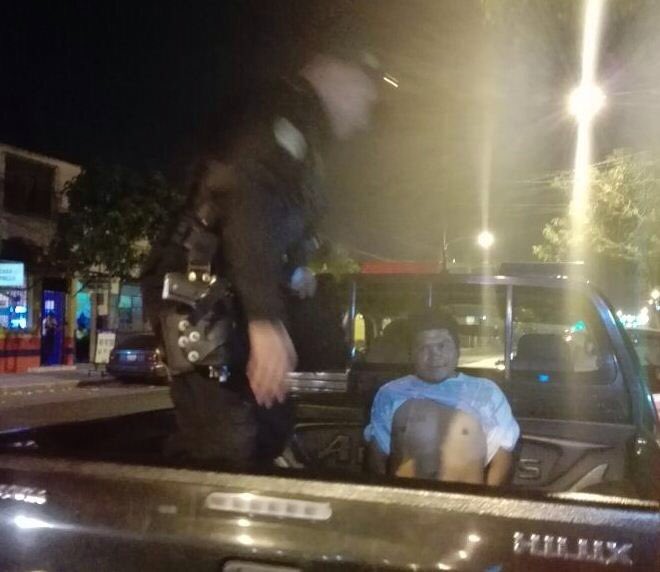 Lizandro Ajanel Catalán es trasladado a un juzgado luego de ser detenido. Foto Prensa Libre: Gobernación.