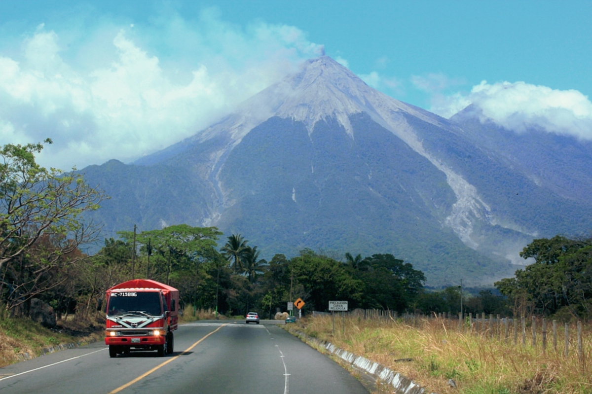Desde el sábado el Volcán de Fuego ha incrementado su actividad. (Foto Prensa Libre: Melvin Sandoval)