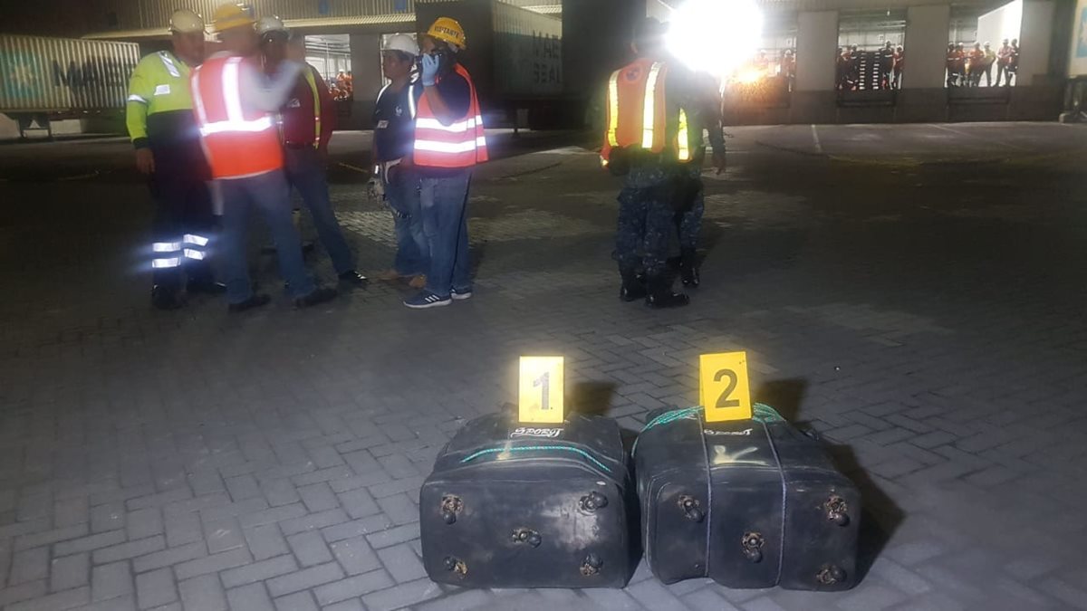 Los paquetes con cocaína estaban en dos maletas, escondidas entre sacos de café.(Prensa Libre:cortesía PNC)