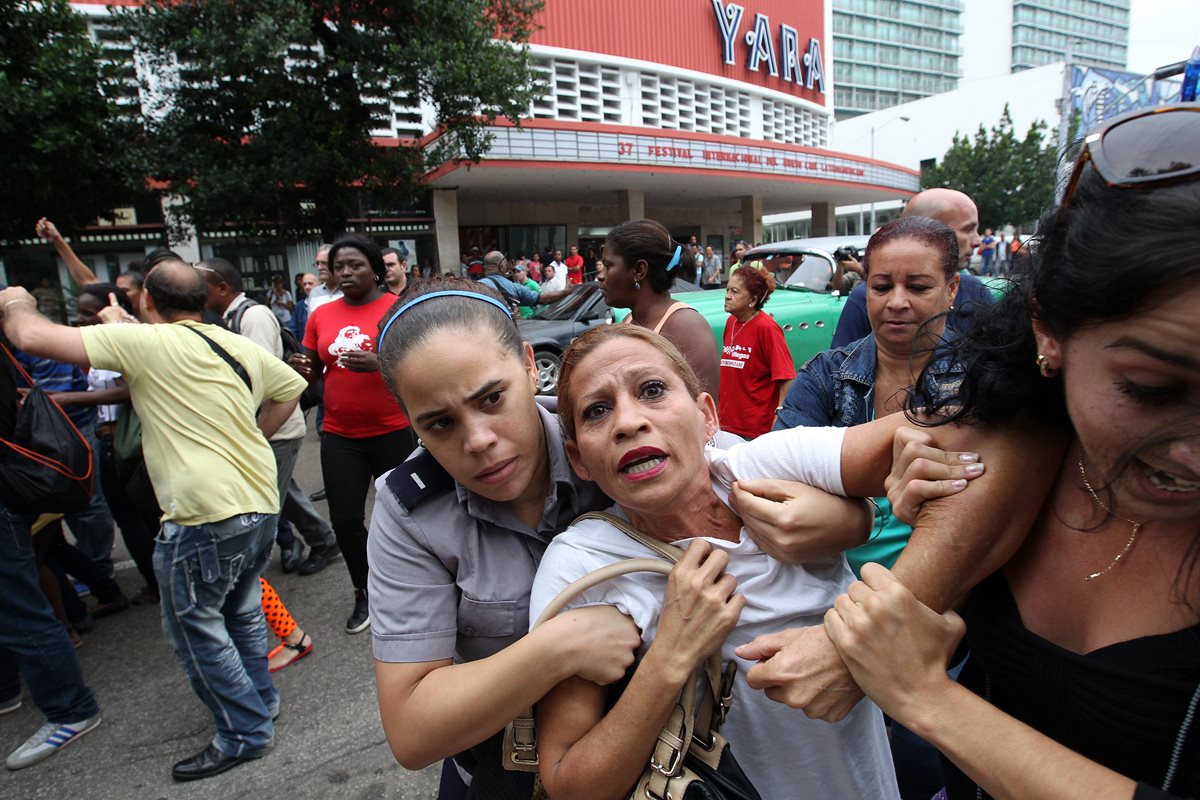 Una integrante de la Damas de Blanco es detenida, entre hostigamiento e insultos de sectores oficialistas, el jueves último en La Habana.(Foto Prensa Libre: EFE).