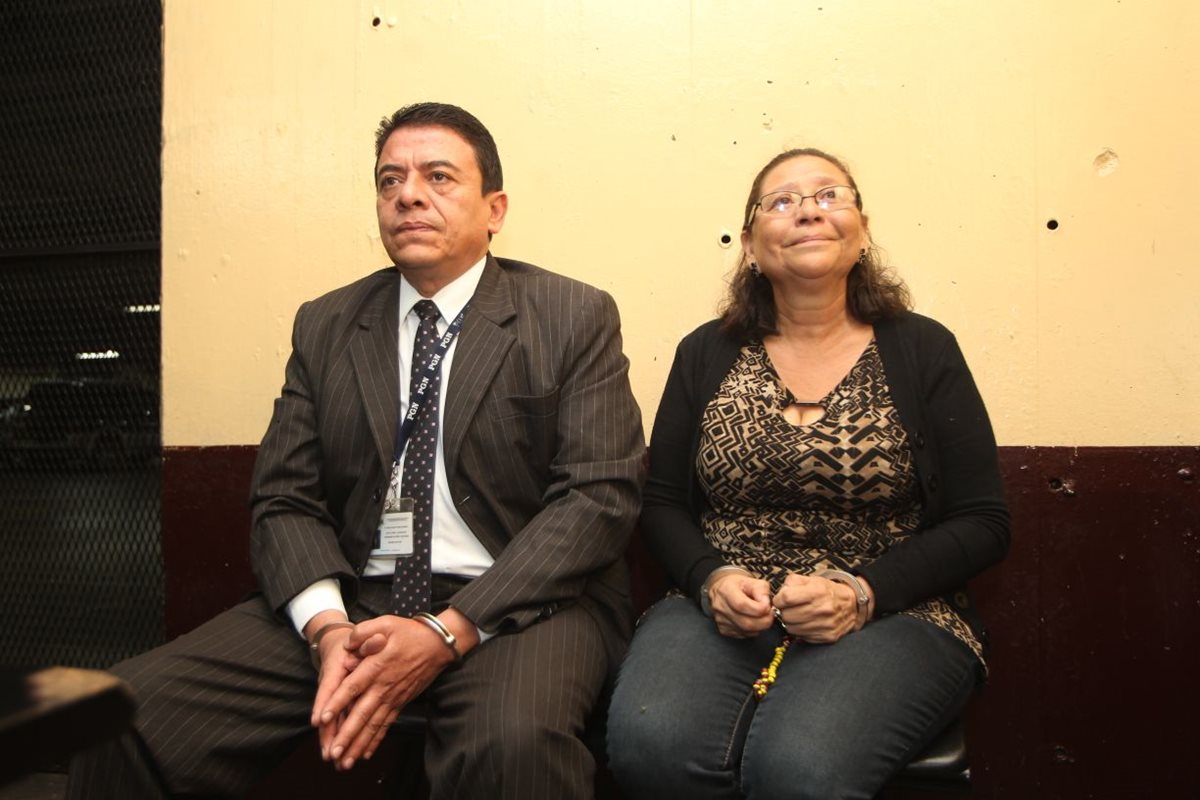 Harold Flores y Gloria Castro, son llevados a la Torre de Tribunales donde se les hará saber los motivos de su detención. (Foto Prensa Libre: Erick Ávila)