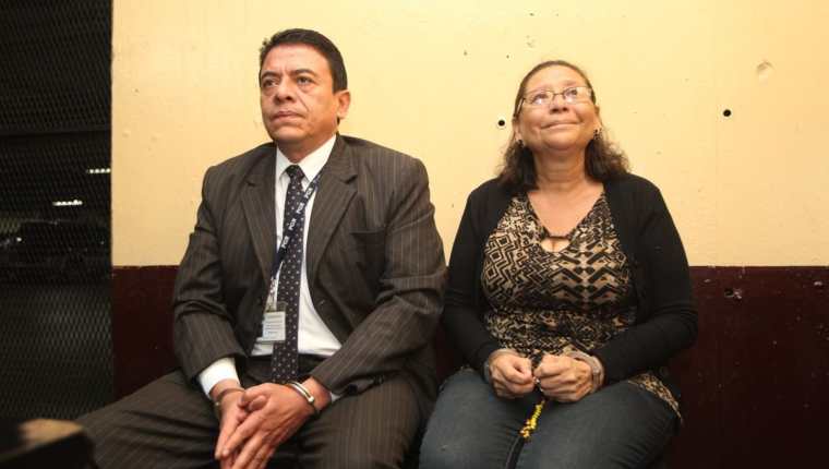 Harold Flores y Gloria Castro, son llevados a la Torre de Tribunales donde se les hará saber los motivos de su detención. (Foto Prensa Libre: Erick Ávila)