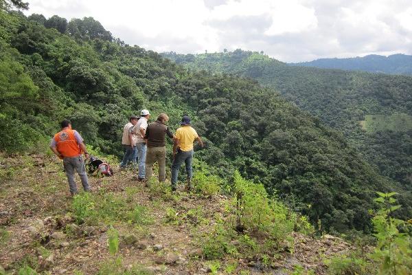 Comisión evalúa la parte alta de un cerro,  en San Andrés Semetabaj.