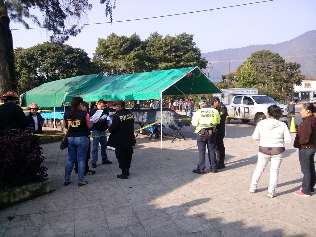 Autoridades resguardan el lugar donde fue localizado el cadáver de José Castellanos, en Jocotenango, Sacatepéquez. (Foto Prensa Libre: Renato Melgar)