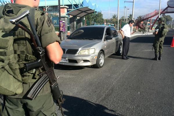 Soldados participan de un operativo de la Policía en una de las calles de Villa Nueva. (Foto Prensa Libre: É. Ávila)