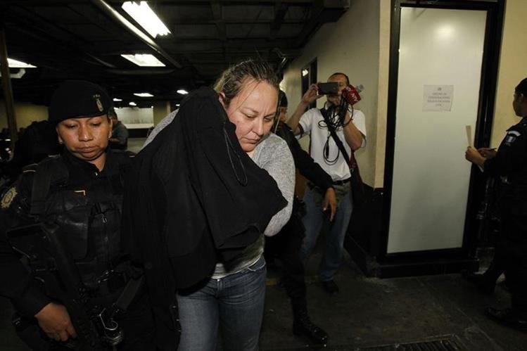 Marta Castañeda llega a la Torre de Tribunales luego de ser capturada el pasado 1 de septiembre en la zona 8 de Mixco. (Foto Prensa Libre: Hemeroteca PL)