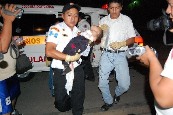Bomberos atienden a un herido en Pajapita.