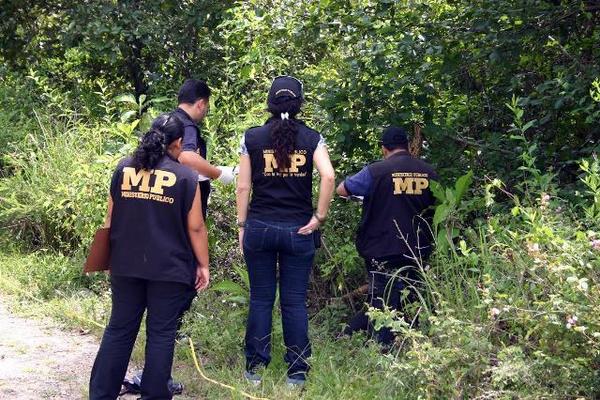 Un hombre baleado fue localizado a la orilla de un camino en San Carlos Alzatate, Jalapa. (Foto Prensa Libre: Hugo Oliva)
