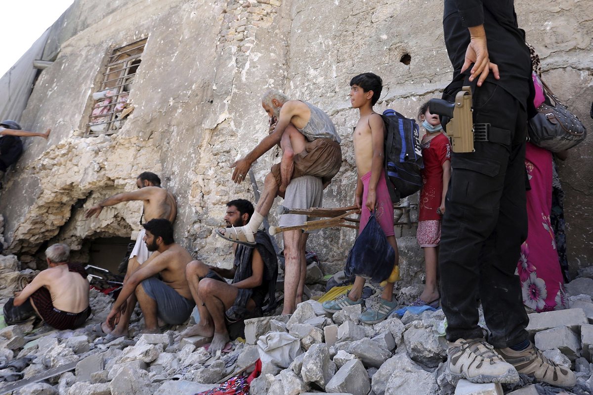 Los civiles deben escapar semidesnudos de Mosul, porque combatientes del EI se infiltran entre ellos para huir de las fuerzas militares. (Foto Prensa Libre: EFE)
