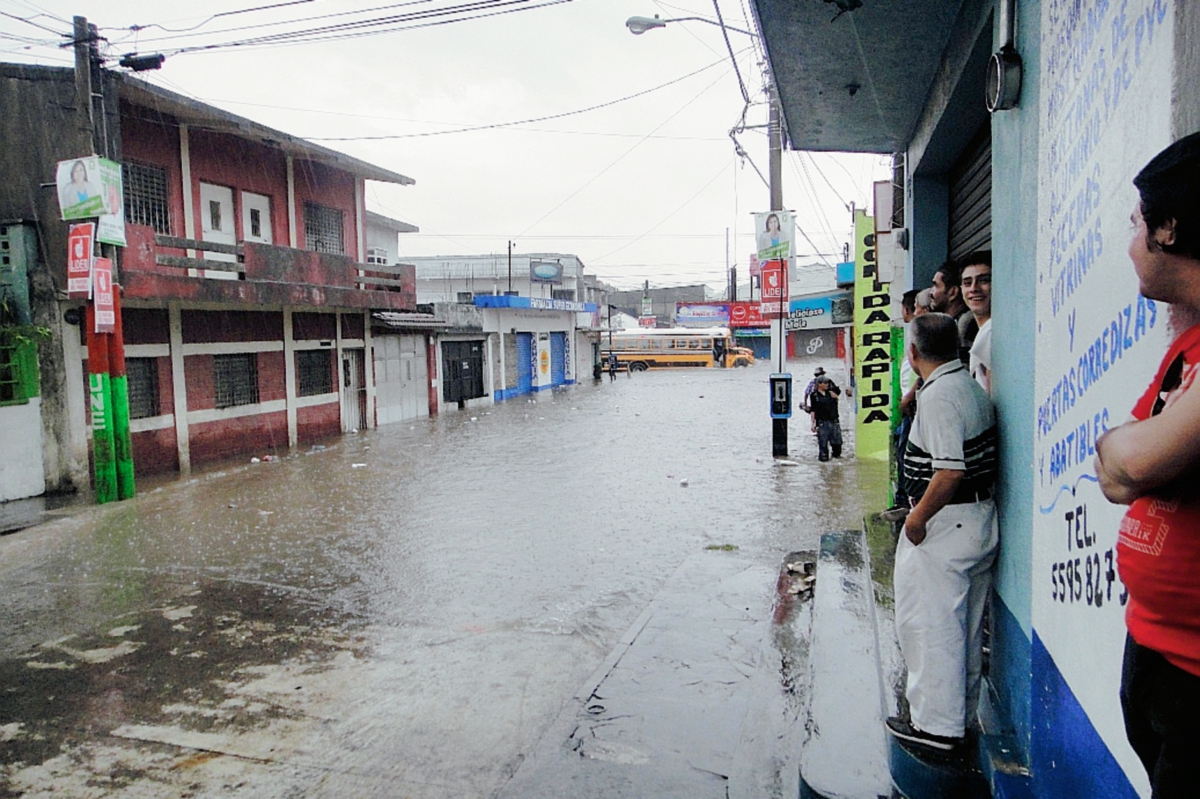 Lluvia  inunda comercios en la 4a. avenida, entre 11 y 12 calles, de la zona 1 de la ciudad de Escuintla. (Foto Prensa Libre: Melvin Sandoval)