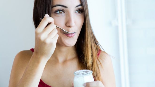 Los expertos concuerdan que comer yogurt es saludable. (THINKSTOCK).