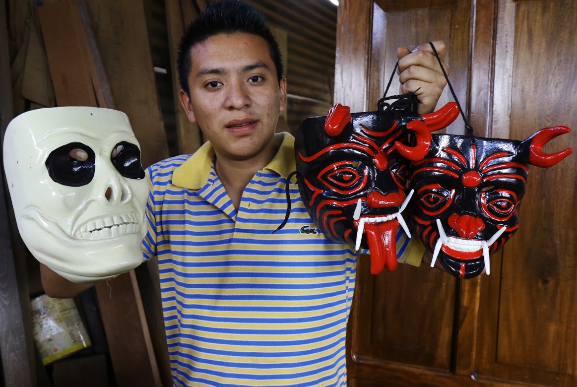 Henry Danilo Hernández elabora máscaras de diversas danzas tradicionales que se efectúan en su aldea San Pedro Las Huertas, Antigua Guatemala, Sacatepéquez. (Foto Prensa Libre: Cortesía Victorino Tejaxún)
