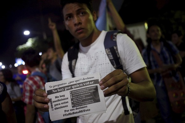 Un estudiante nicaragüense muestra su inconformidad para estas elecciones. (Foto Prensa Libre: AFP)