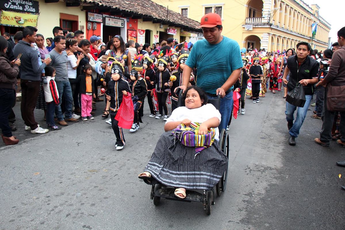 Olga Margarita Peralta, de 8 años, es apoyada por si padre, en Cobán, Alta Verapaz, durante actividades cívicas. (Foto Prensa Libre: Eduardo Sam Chun)