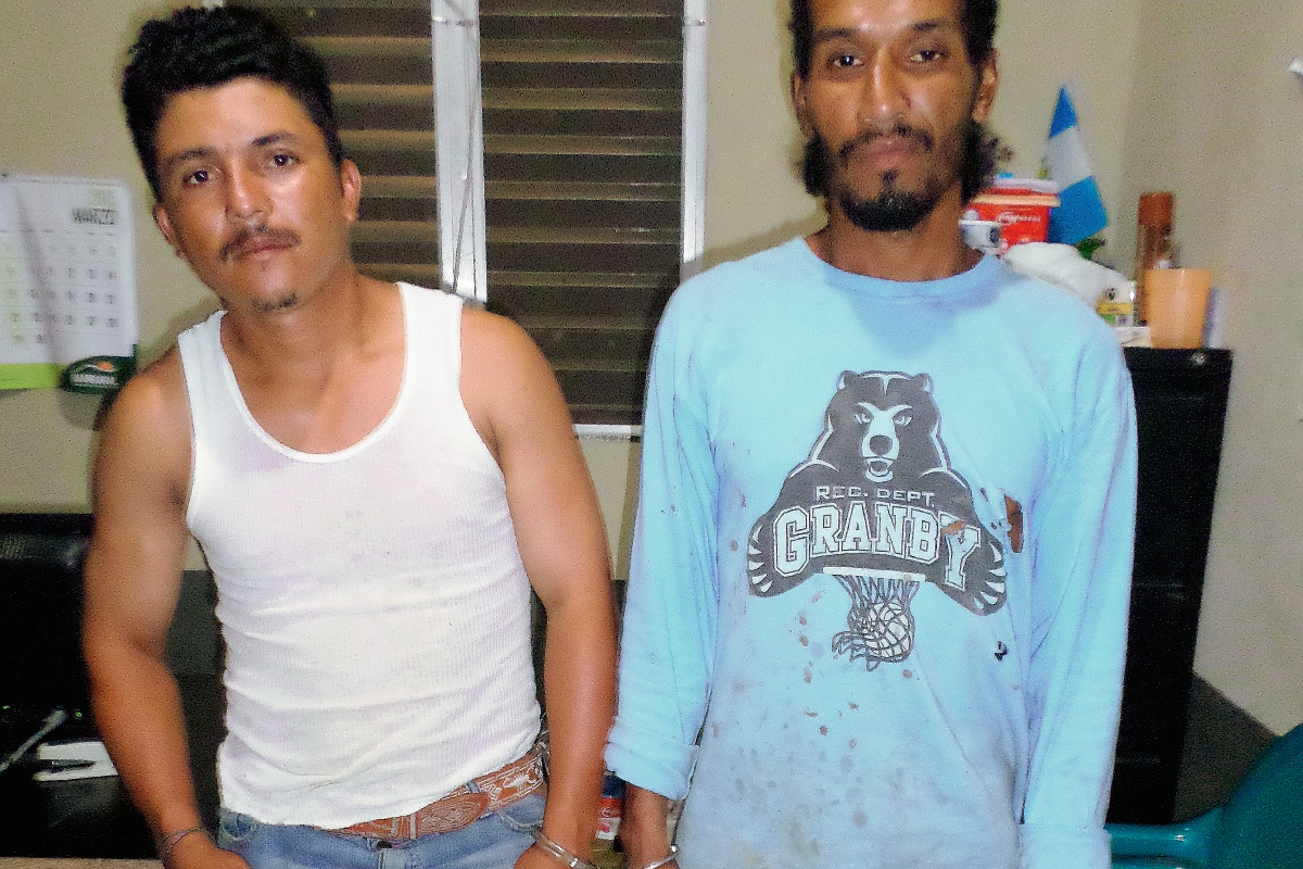 Los dos detenidos fueron puestos a disponibilidad de los tribunales de justicia. (Foto Prensa Libre: Rigoberto Escobar)