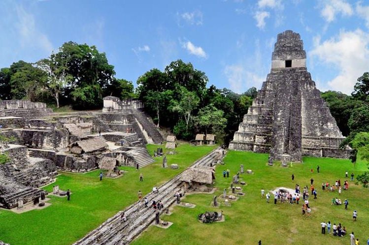 El Parque Nacional Tikal es uno de los sitios arqueológicos que más turistas extranjeros atraen, pero a criterio del arqueólogo Tomás Barrientos hay unos 15 o 20 sitios más que se pueden desarrollar y aprovechar su potencial para el turismo. (Foto, Prensa Libre: Hemeroteca PL).